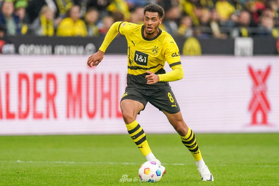 两名中场或 两名中场或